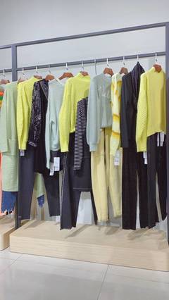 广州地摊经济兴起 夜市女装货源攻略与折扣尾货批发指南