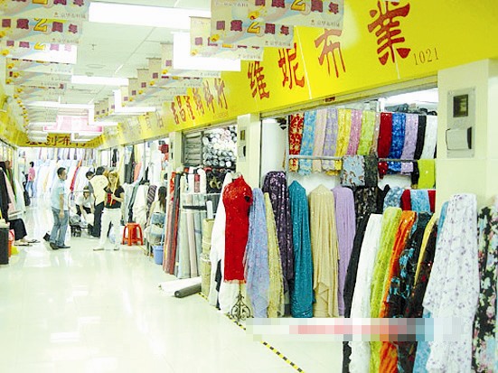 服装业不景气殃及厦布料市场